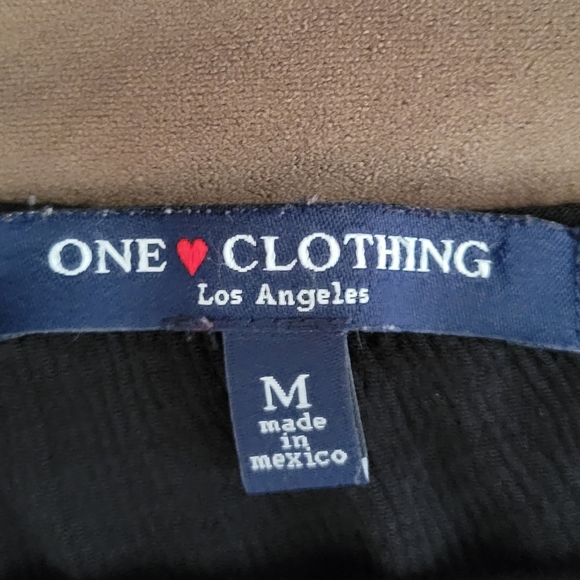 Flowy Cold Shoulder Crop Top - Picture 2 of 3